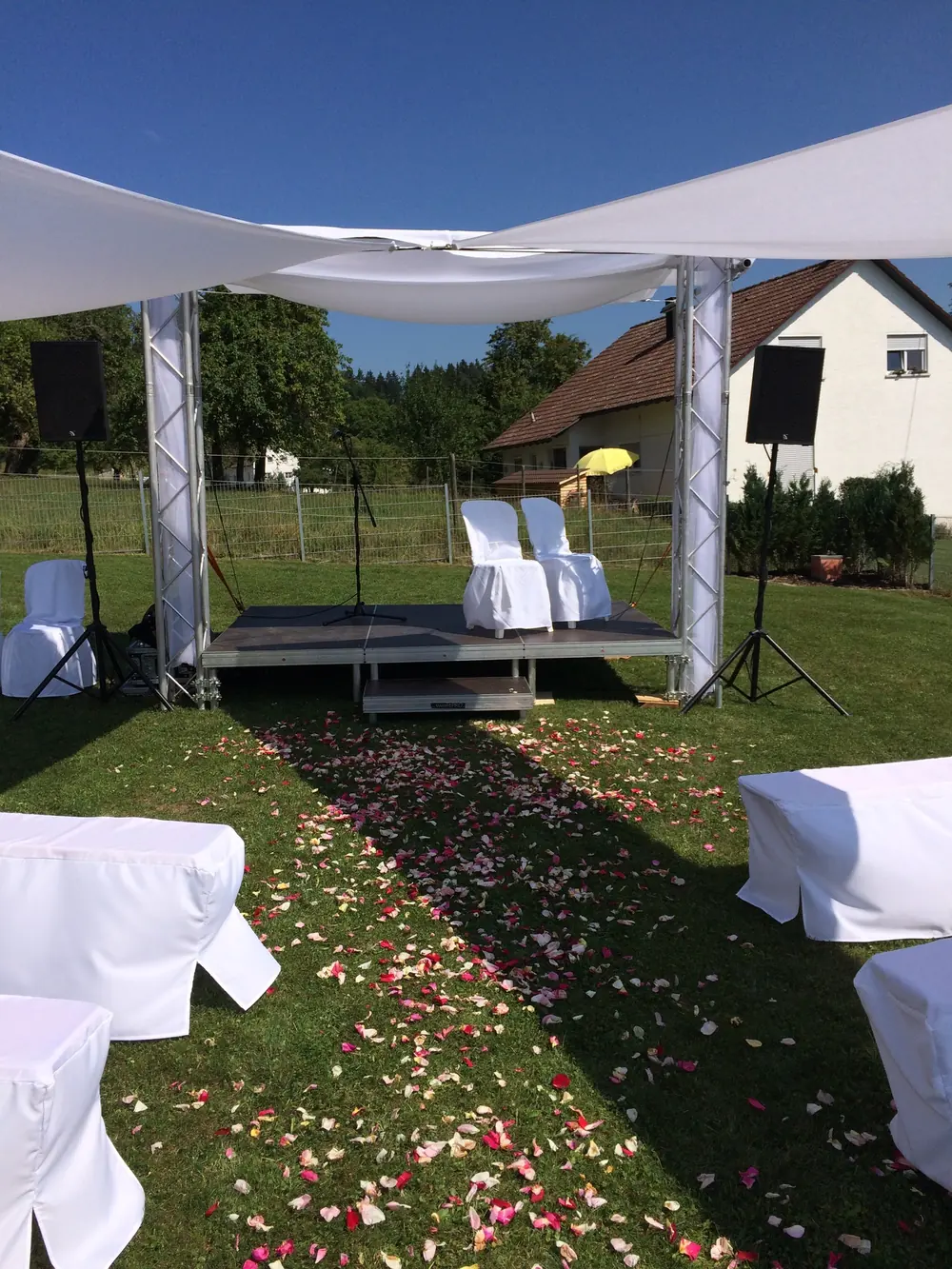 Rosenblätter-Weg zur Trauung unter dem Baldachin