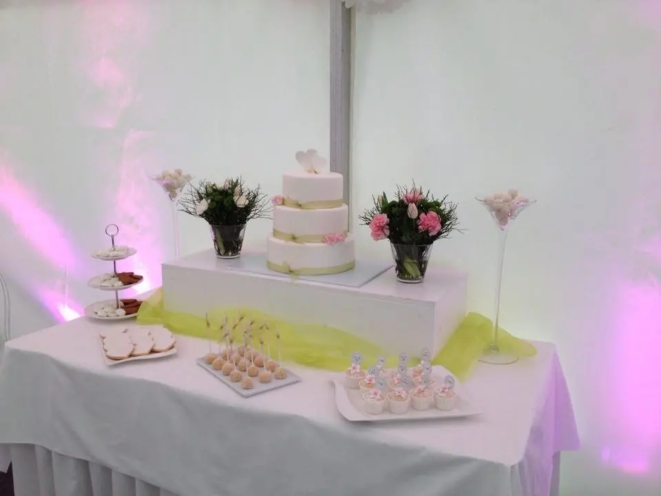 Tortenbuffet mit mehrstöckiger Hochzeitstorte