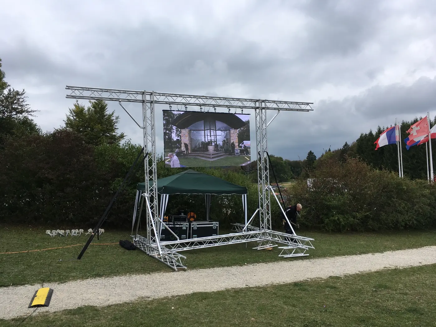 LED-Wand mit Übertragung der Trauung unter freiem Himmel
