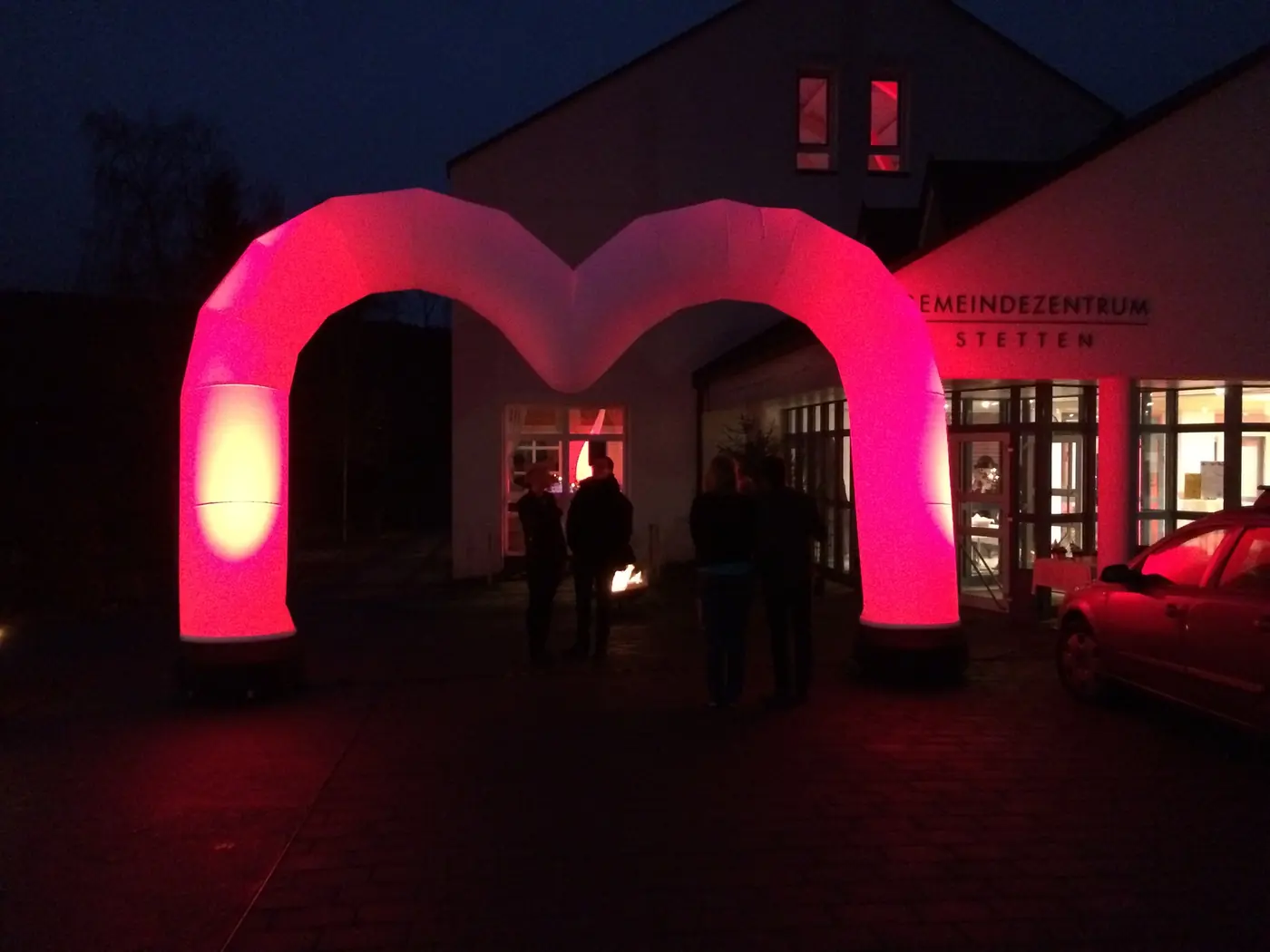 Beleuchteter Eingangsbogen