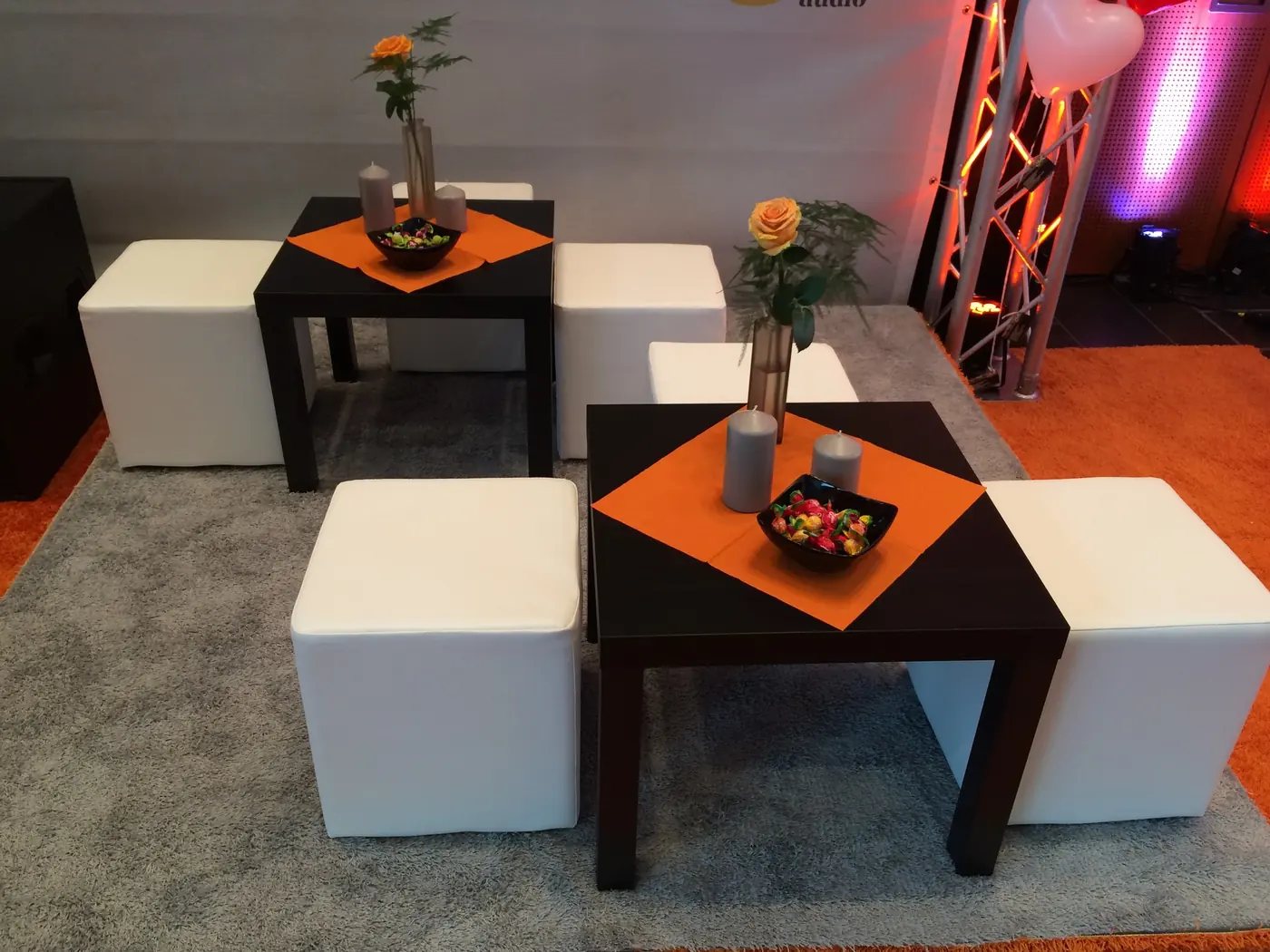 Weiße Lounge mit Sitzwürfeln und Tischen