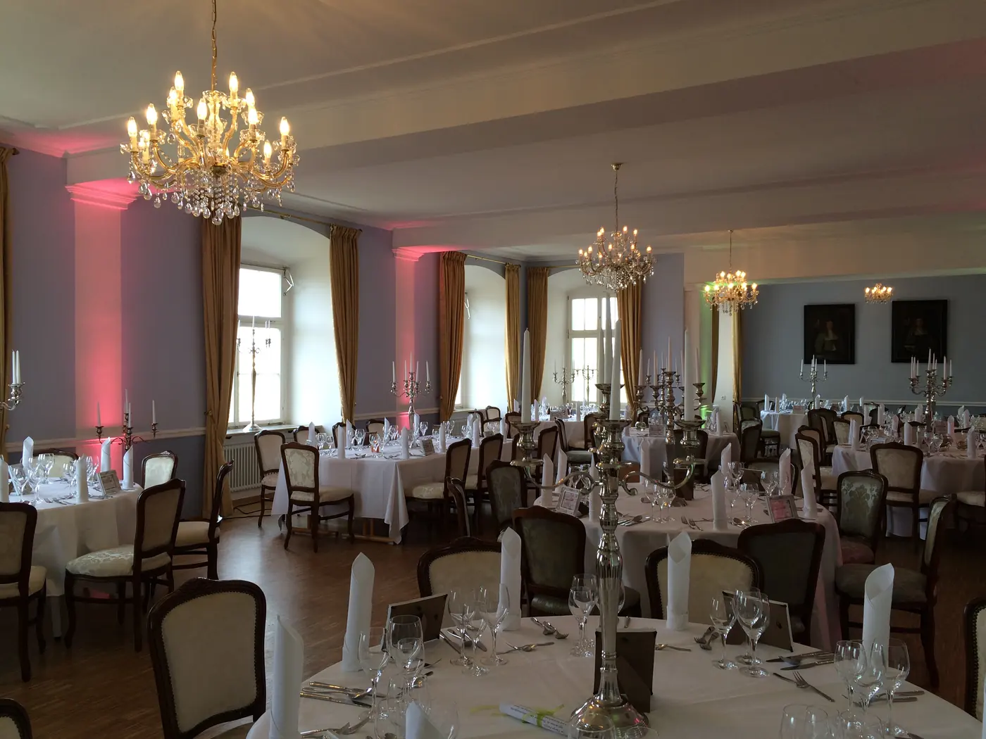Festsaal mit Uplight an den Wänden