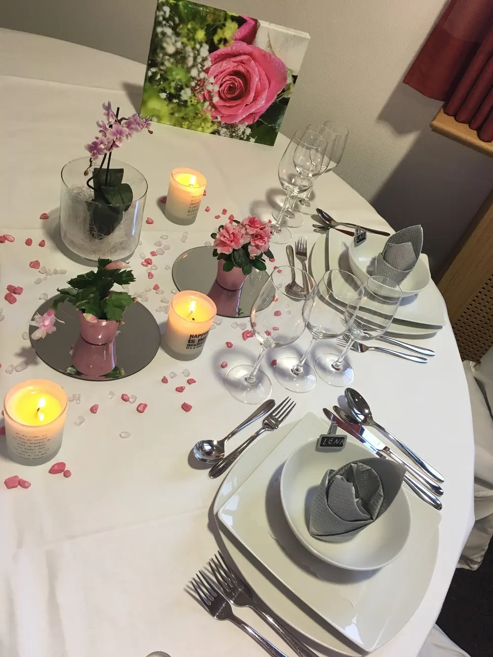 Festliche Tischdekoration mit Rosen und Kerzen