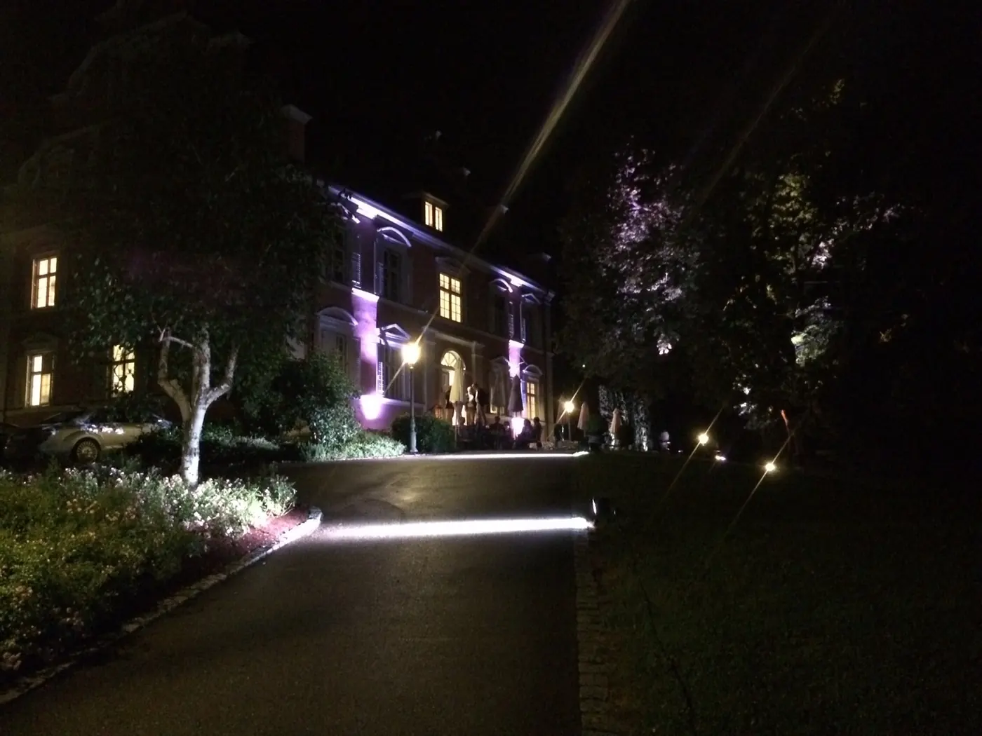 Festlich beleuchtete Villa am Abend