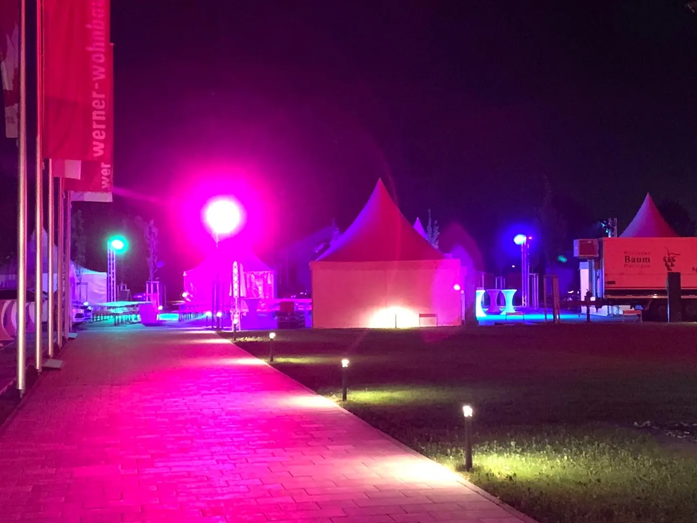 Zeltlandschaft bei Nacht